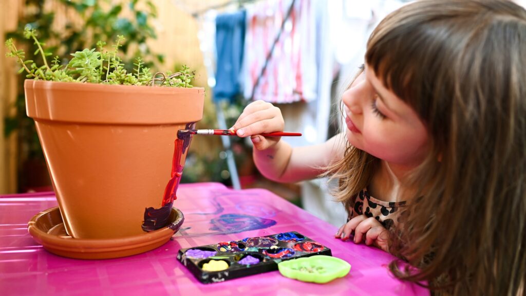 fuer-kinder-tontoepfe-bemalen-zu-muttertag
